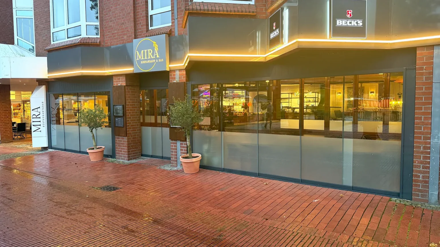 Außenansicht des MIRA Restaurant & Bar am Marktplatz Nordenham in der Abenddämmerung