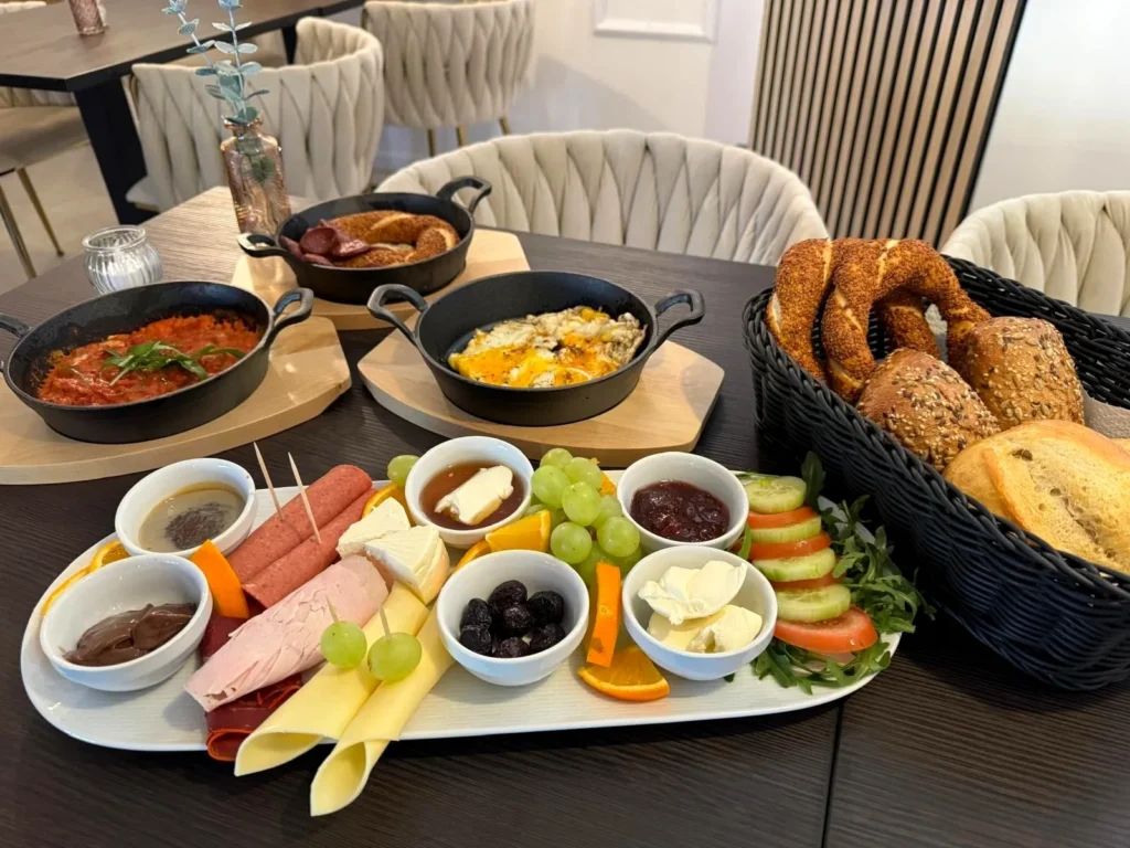 Frühstück zum Teilen im MIRA mit Sesamringen, Aufschnitt, Käse, Oliven und Eierpfännchen