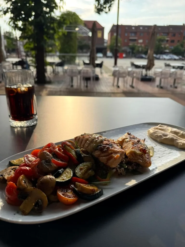 Grillteller mit Ofengemüse auf der Terrasse des MIRA am Marktplatz Nordenham