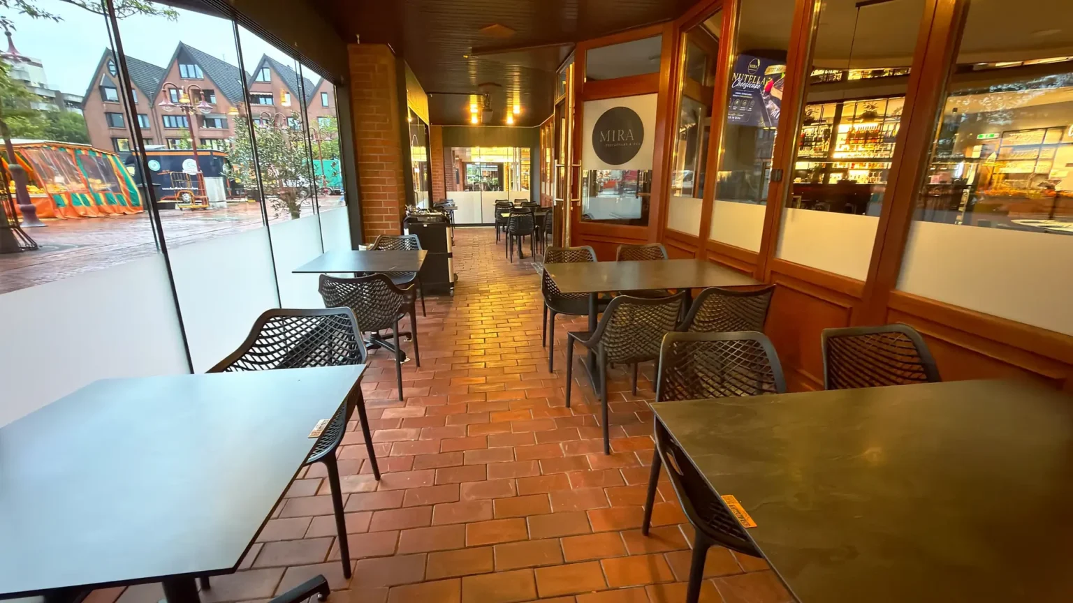 Überdachte Terrasse des MIRA mit Blick auf den Marktplatz Nordenham